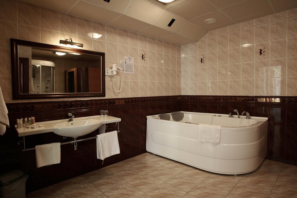 Siauliu Krasto Medziotoju Uzeiga Hotell Šiauliai Rom bilde