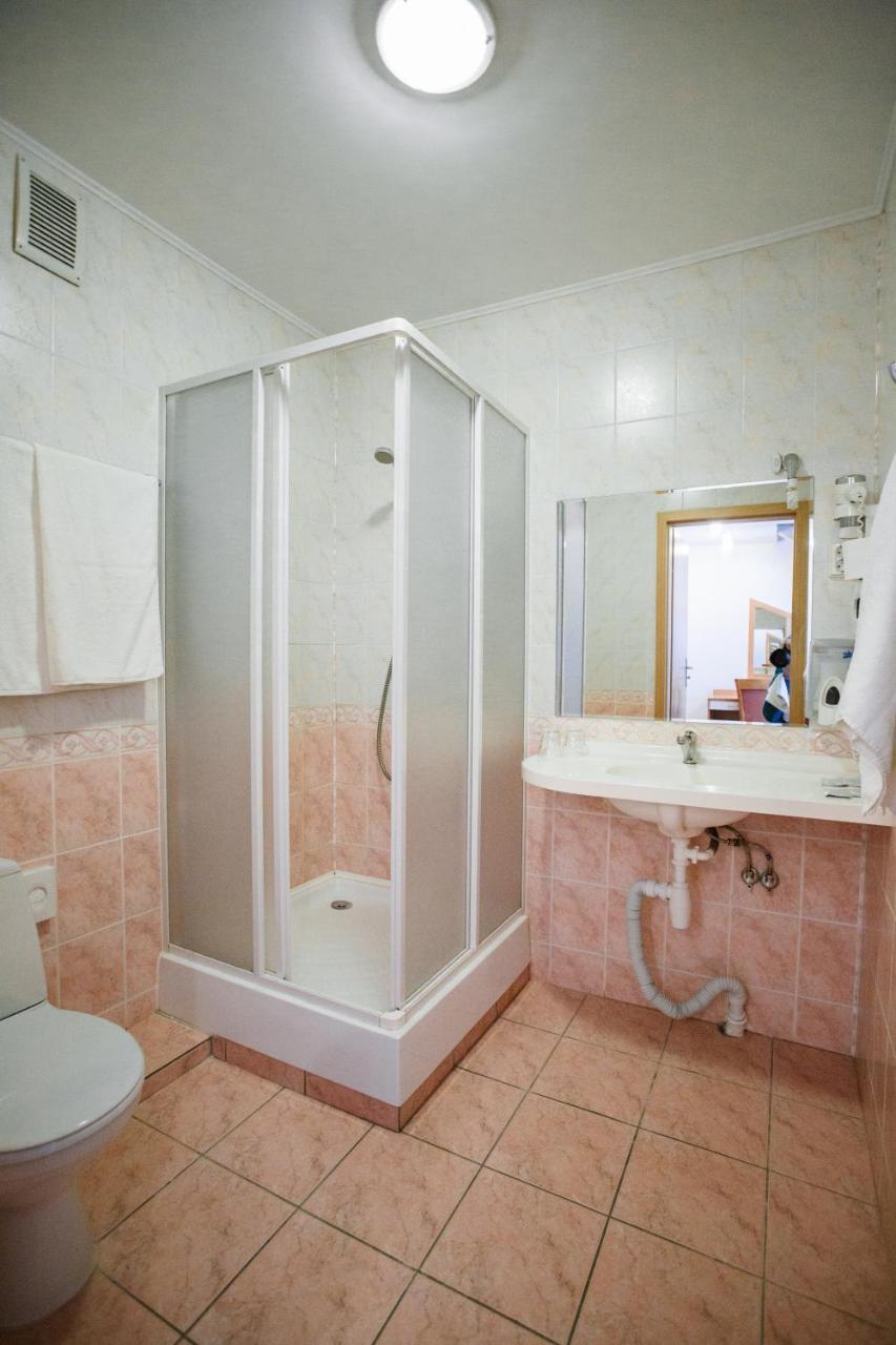 Siauliu Krasto Medziotoju Uzeiga Hotell Šiauliai Rom bilde